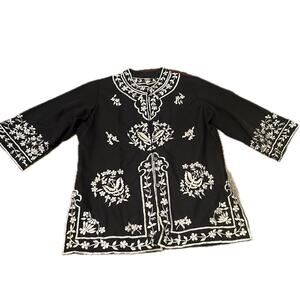 Vintage Black and White Floral Embroidery Ethnic Blouse Shirt / Small